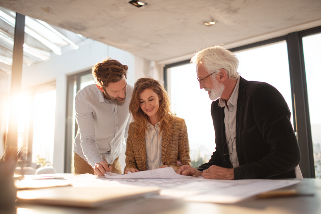 Un couple échange avec un conseiller Hemea pour planifier sereinement leurs travaux