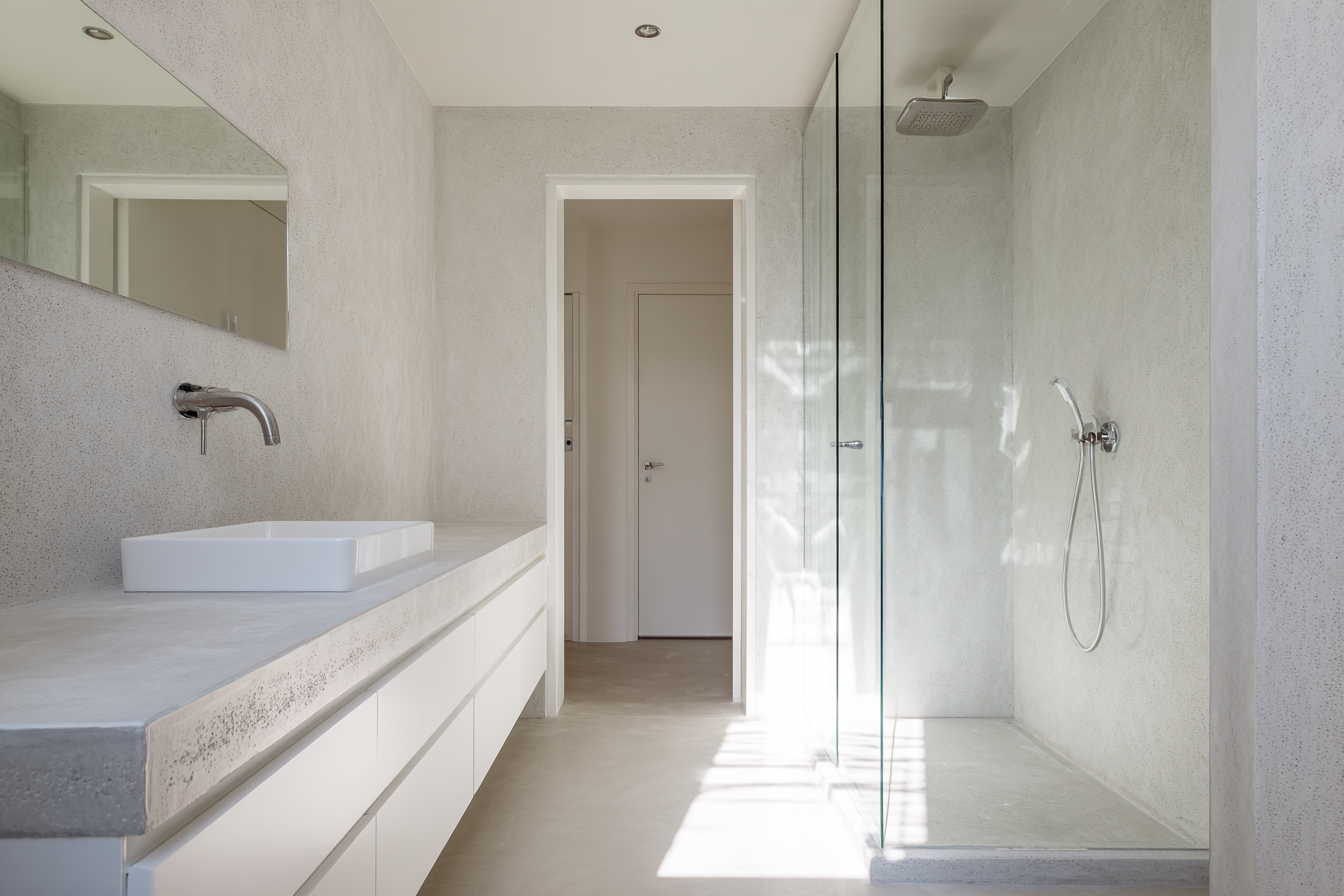 Salle de bain moderne avec meuble vasque en béton cellulaire Siporex - Aménagement sur mesure design