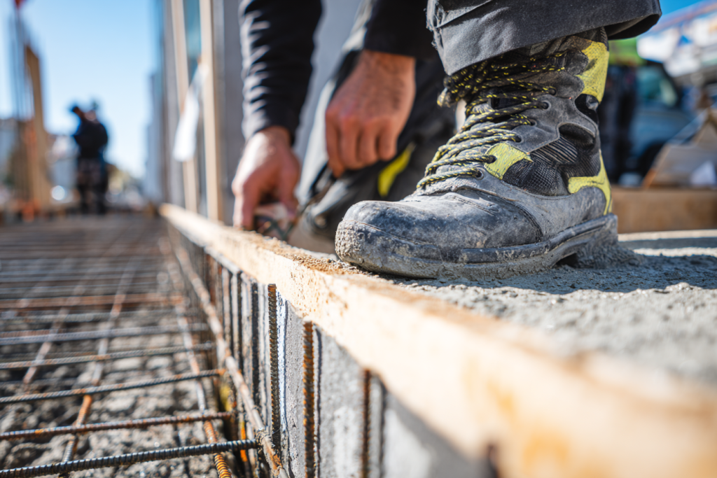 Construction surbot béton fondations maison ossature bois coffrage ferraillage couche compression